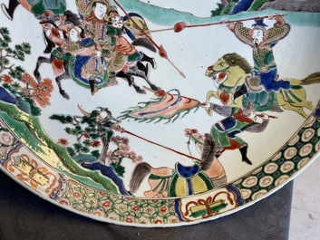 Een Chinese famille verte schotel met krijgers te paard, Kangxi